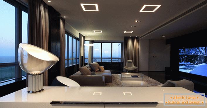 Modelele neobișnuite de iluminare din camera de zi, în stil de înaltă tehnologie, oferă suficientă lumină.