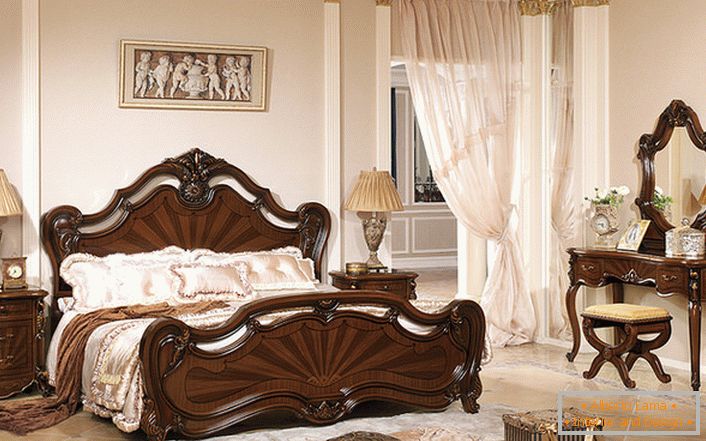 Stilul baroc clasic este reprezentat de mobilier din lemn închis la culoare.