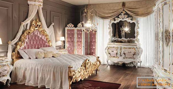Un dormitor în stil baroc pentru o adevărată doamnă. Elementele roz în design fac interiorul cu adevărat