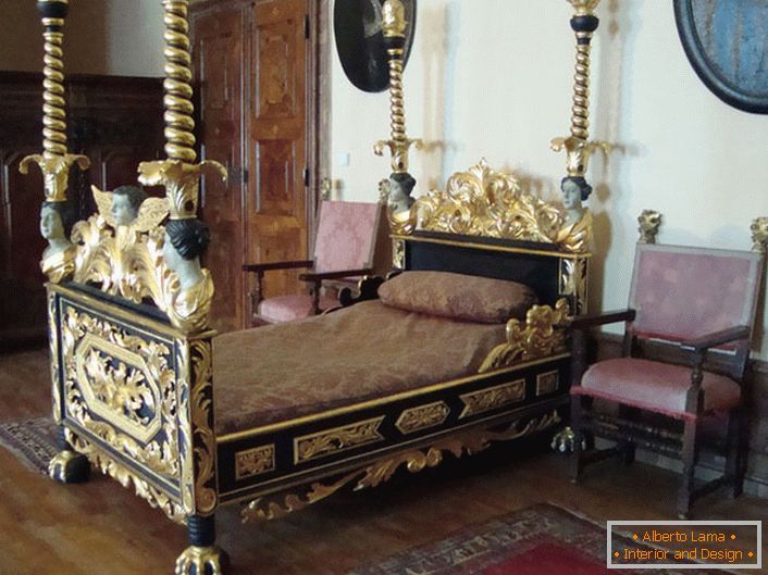 Dormitor în stil baroc напоминает о временах средневековья. 
