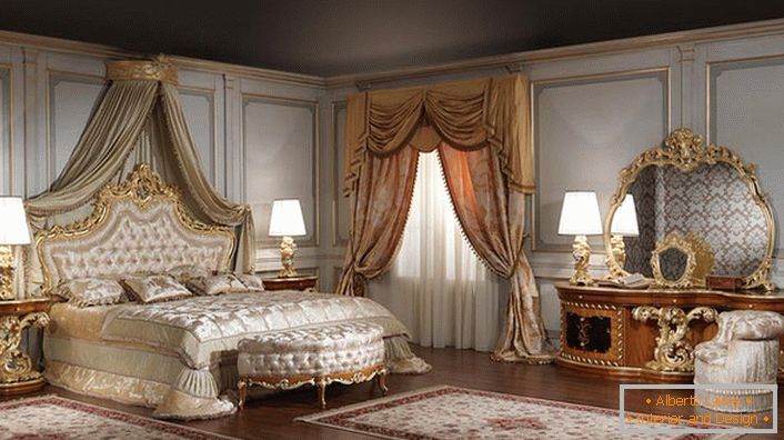 Oglinda pentru un dormitor mare este aleasă corect. Forma ovalului gresit arata grozav in cadrul unui lemn sculptat de aur.