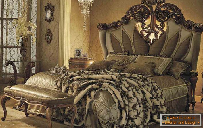 Un pat luxos într-un dormitor pentru oaspeți într-un stil baroc într-o casă de țară din una din provinciile din Franța.