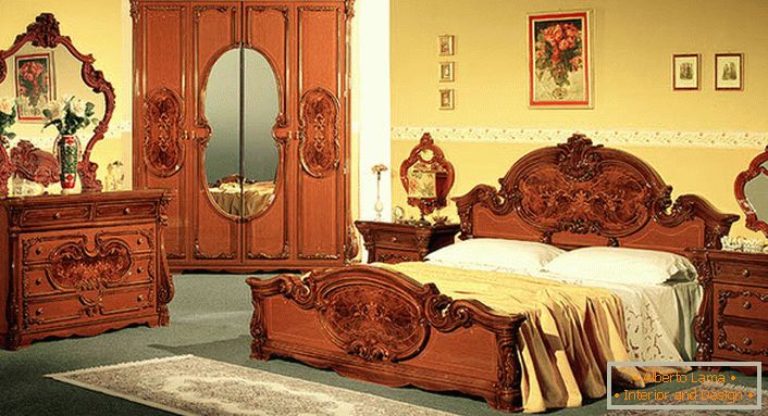 Mobilier italian pentru dormitor în stil baroc.