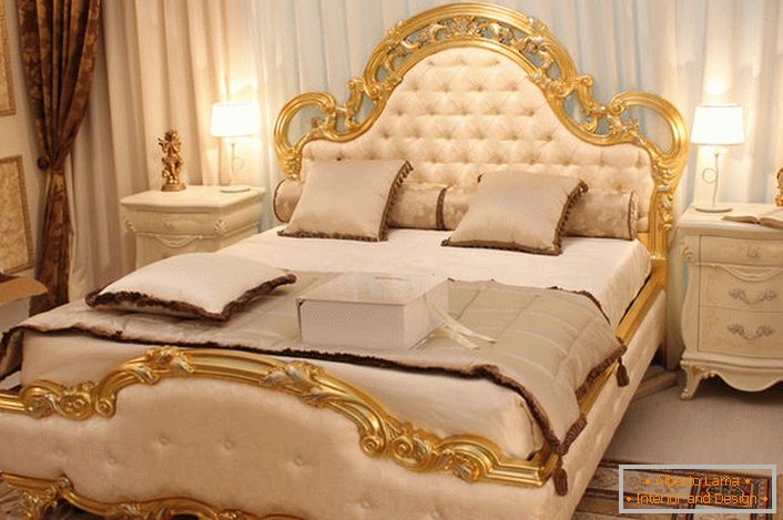 Spatele patului este acoperit cu mătase moale de culoare bej, în conformitate cu cerințele stilului baroc.