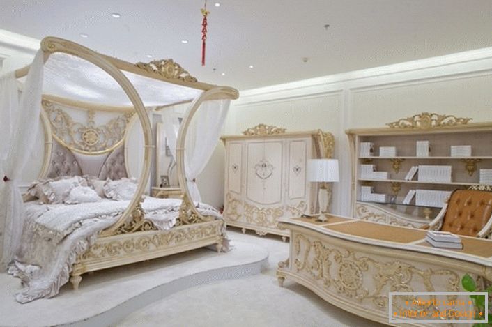 Dormitor în stil baroc într-una din casele din nord-vestul regiunii Moscova. Proiectul de proiectare construit corect a combinat armonios zonele de dormit și de lucru.
