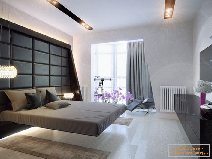 Dormitor spațios în stil de înaltă tehnologie. Culori clasice în designul camerei: o mulțime de lumină, gri și negru. Punct de iluminat, multifuncțional.