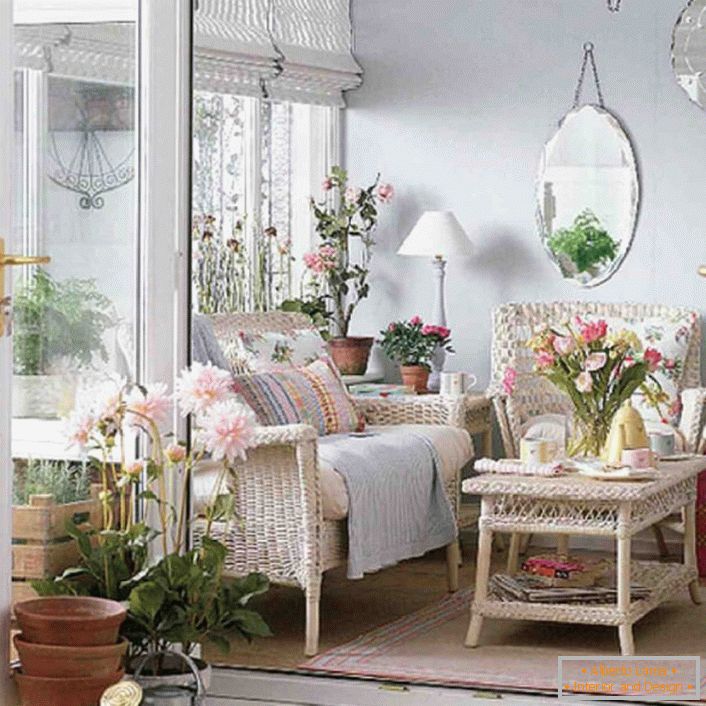 O mică verandă în stilul romantismului este un loc ideal pentru cei cărora le place să le citească.