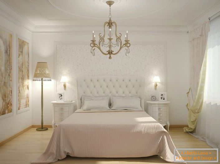În centrul interiorului dormitorului se află un pat cu căptușeală înaltă, tapițată. Tapițeria moale și tapițată face atmosfera nobilă și elegantă.