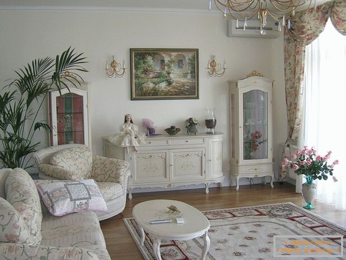 Sufrageria spațioasă este decorată în stil romantic, în culori deschise.
