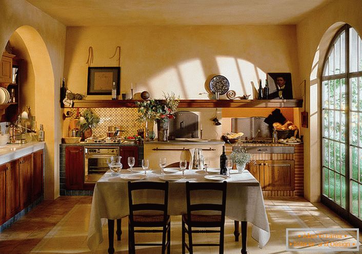 Bucătăria este în stil rustic, cu o fereastră panoramică mare. Zona de lucru și de luat masa din bucătărie are o lumină naturală maximă.