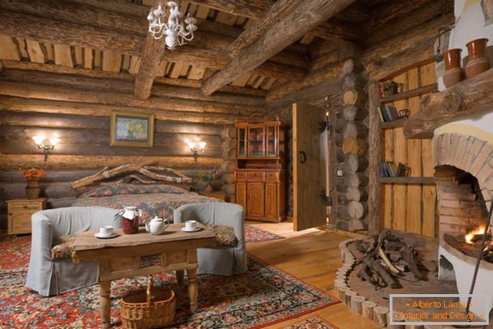 Țară rustică cu un dormitor mare de o cabană de țară în Scandinavia. În orice interior, executat într-un stil rustic, șemineul va arăta armonios, mai ales dintr-o cărămidă. 