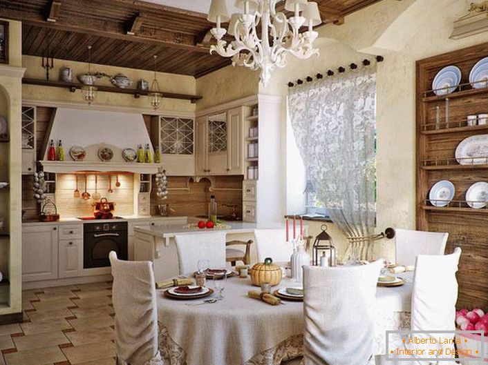 Bucătărie confortabilă în stil rustic. De remarcat sunt rafturile decorative din lemn pentru plăci și alte ustensile. 