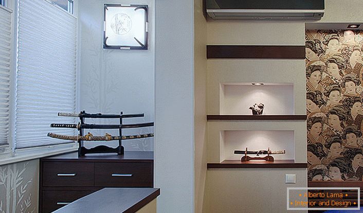 Un decor decorativ excelent al camerei în stilul minimalismului japonez este sabia japoneză. Nu este necesar să dobândiți o adevărată armă de luptă, este suficientă o batjocură simplă. 