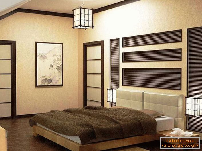 Dormitorul în stilul minimalismului japonez este decorat în tonuri bej și maro. Atenția este atrasă de dispozitivele de iluminat. Plafonul de candelabre este realizat într-un design cu lămpi de noptieră. 