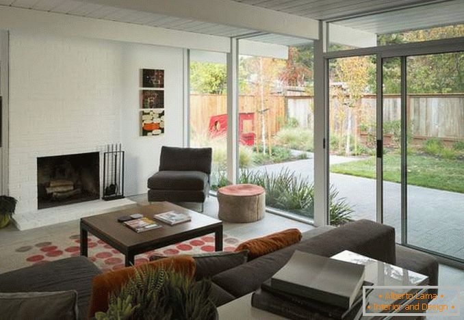 Proiectarea unui living cu o fereastră panoramică - o fotografie în interiorul unei case particulare