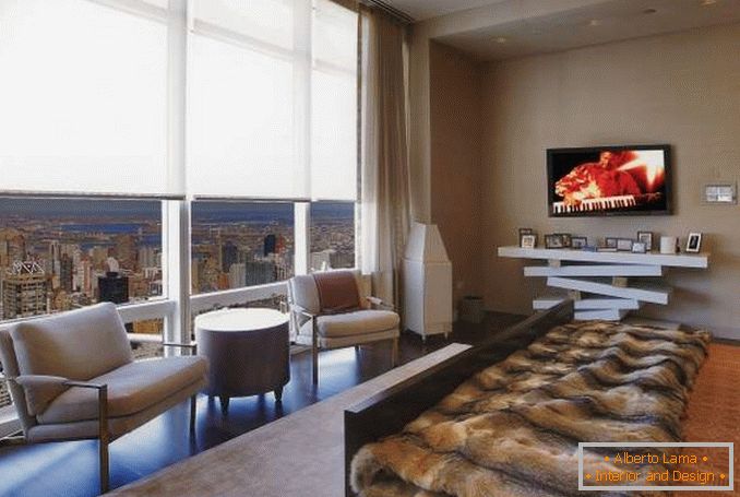 Designul unui dormitor cu ferestre panoramice într-un apartament în oraș