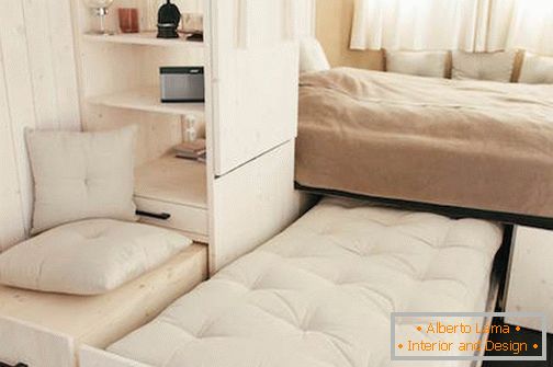 Dormitor în cămin mobilat pe roți