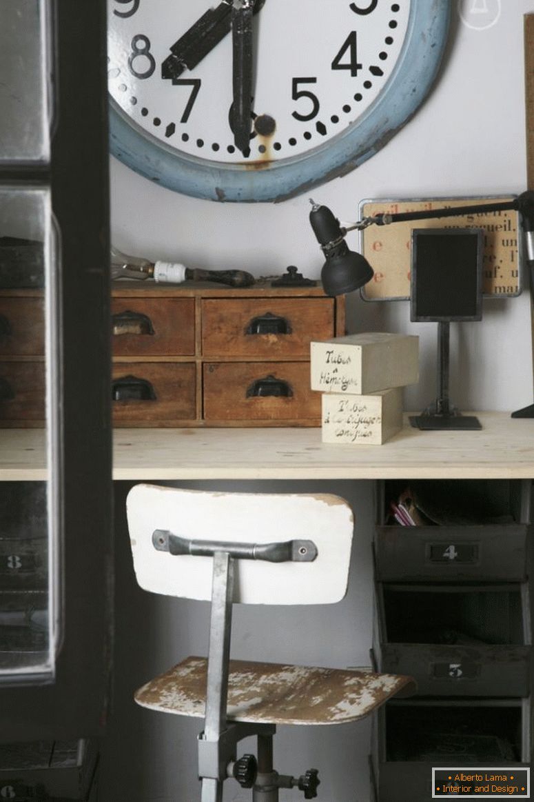 Vechiul ceas de birou deasupra biroului de epocă, cu cutii de organizator din lemn și scaun pivotant din lemn cu vopsea decojită
