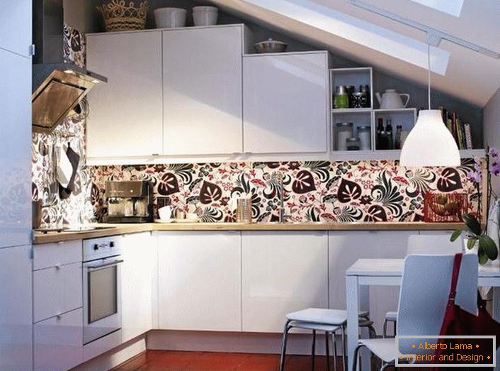 Aparatele moderne încorporate se încadrează armonios în designul general al bucătăriei. Designul laconic al unui spațiu mic pe podea de la mansardă este proiectat în strictă conformitate cu cerințele stilului scandinav.