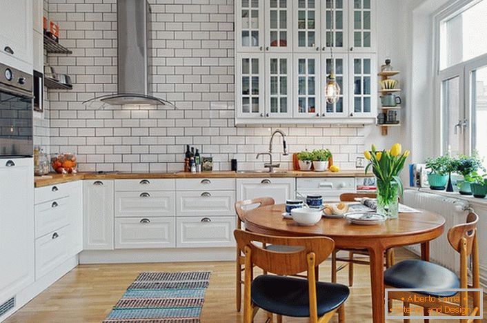 Interiorul bucătăriei este realizat în stil scandinav, care este exprimat într-un design alb, calm. 