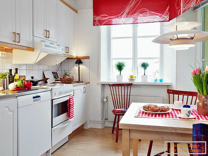 Culoarea albă, în combinație cu roșu nobil, îmbunătățește vizibil bucătăria. Atributele luminoase, saturate fac camera să fie elegantă și creativă. 