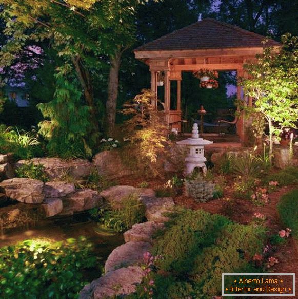 Iaz și foișor în designul grădinii în stil japonez
