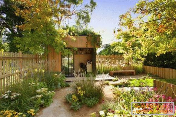 Designul unei grădini într-un stil abandonat neglijat din 2016