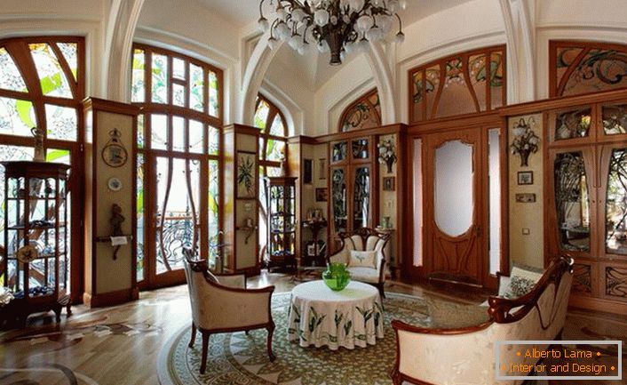 Cameră spațioasă în stil Art Nouveau. Rafinat linii netede, decoratiuni interioare cu specii valoroase de lemn.Cameră spațioasă în stil Art Nouveau. Rafinat linii netede, decoratiuni interioare cu specii valoroase de lemn.