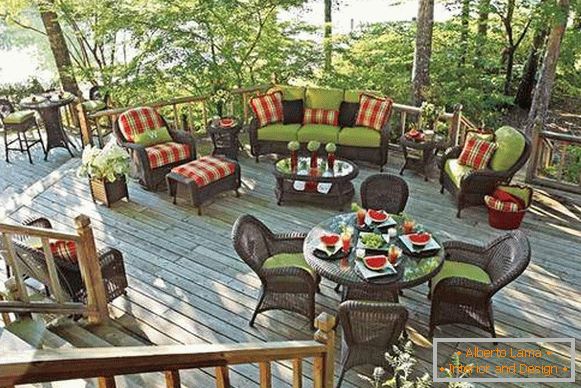 Un set de mobilier răchită pentru verandă: o canapea, fotolii și mese