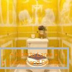 Țiglă galbenă cu ornament alb în toaletă