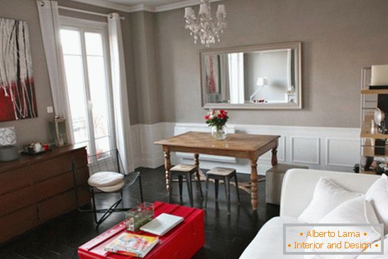 Camera de zi a unui apartament mic din Paris