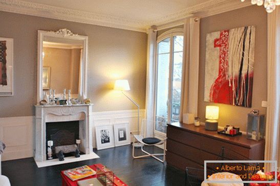 Camera de zi a unui apartament mic din Paris