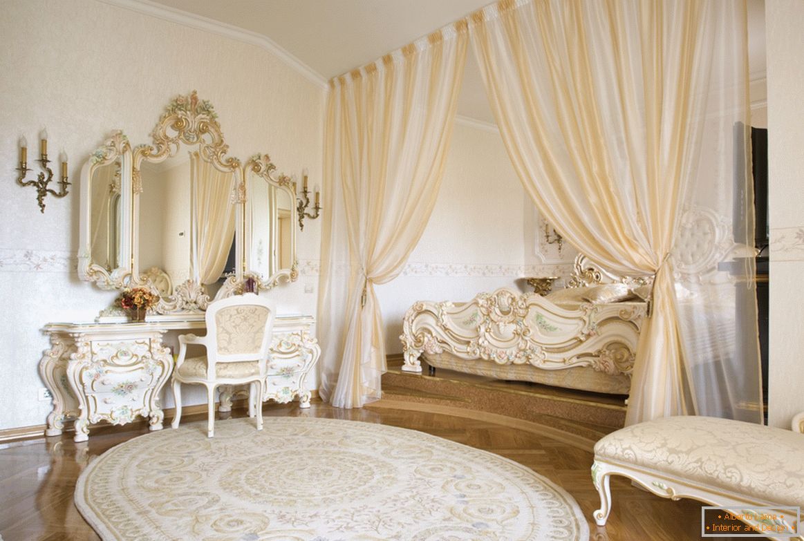 Oglinzile încorporate și elementele decorative ale mobilierului sunt realizate într-un singur stil cu utilizarea aurului. Pentru a economisi spațiu, patul este ascuns într-o nișă încadrată de perdele.