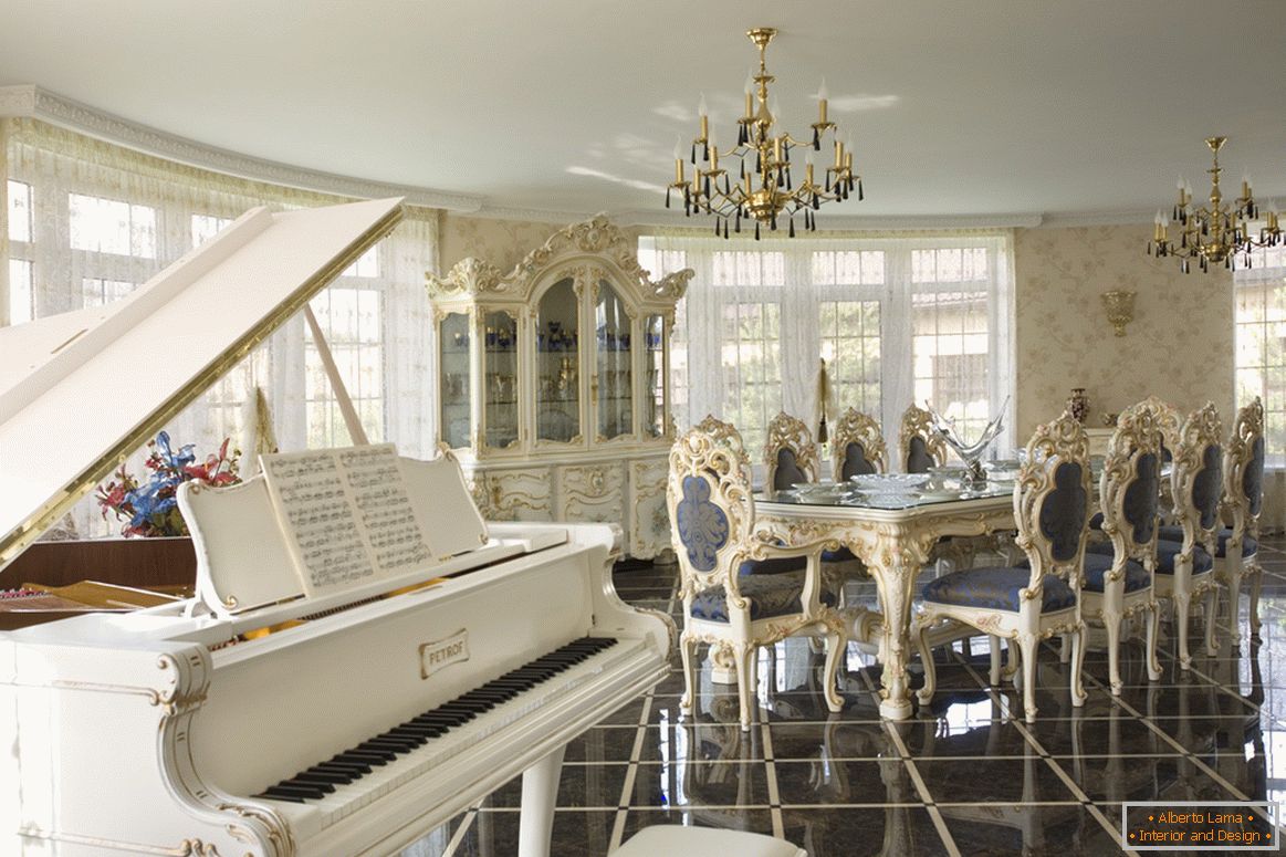 O sufragerie spațioasă în stil baroc. Proprietarul unei case de tara, cel mai probabil, interpreteaza pianul, care se potriveste perfect imaginii generale a interiorului.