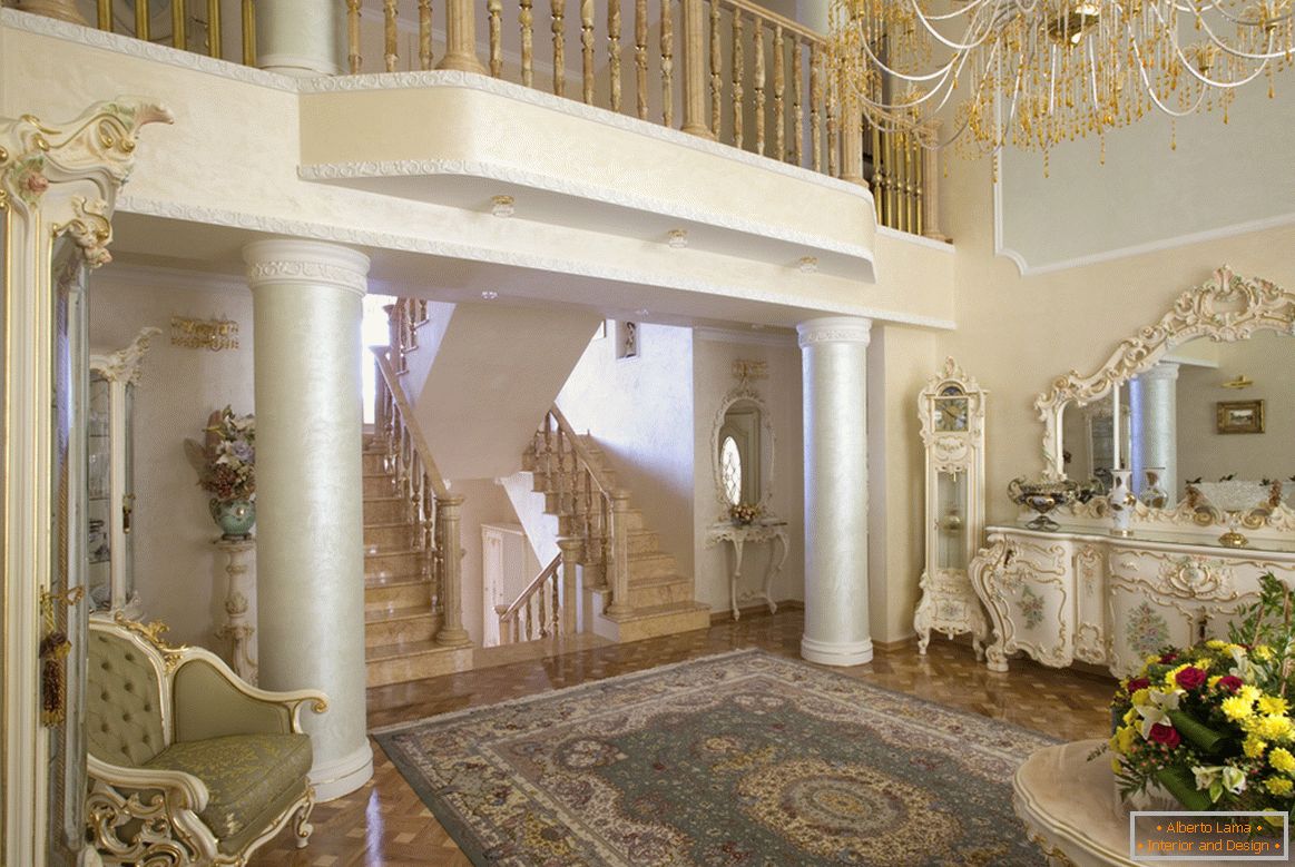 Sufrageria în stil baroc este notabilă pentru coloanele cu un balcon mic care acționează la etajul al doilea.