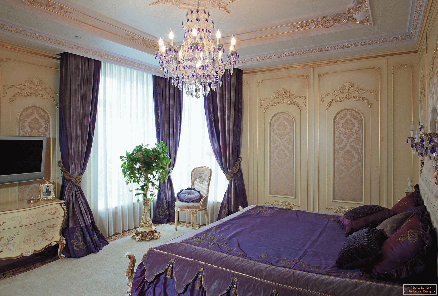 Cameră elegantă în stil baroc. Un concept subtil de design - perdele întunecate purpuriu sunt combinate cu așternuturi potrivite în ton.
