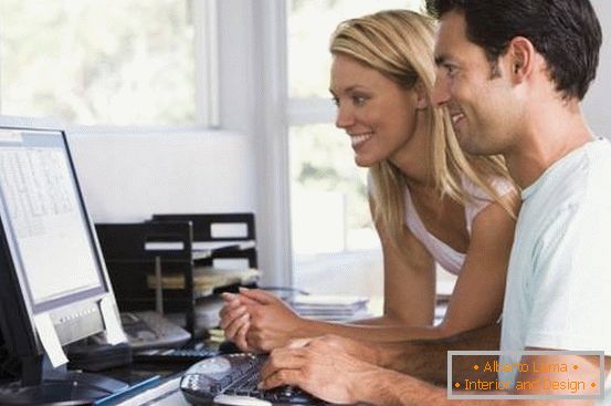bărbat și femei pe computer la domiciliu