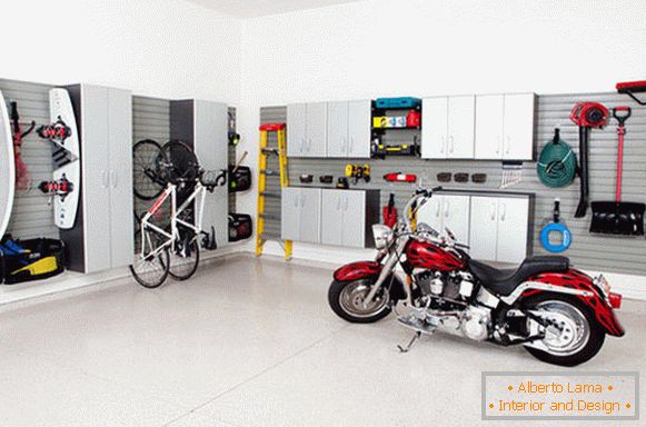Motocicletă în interiorul unui garaj acasă