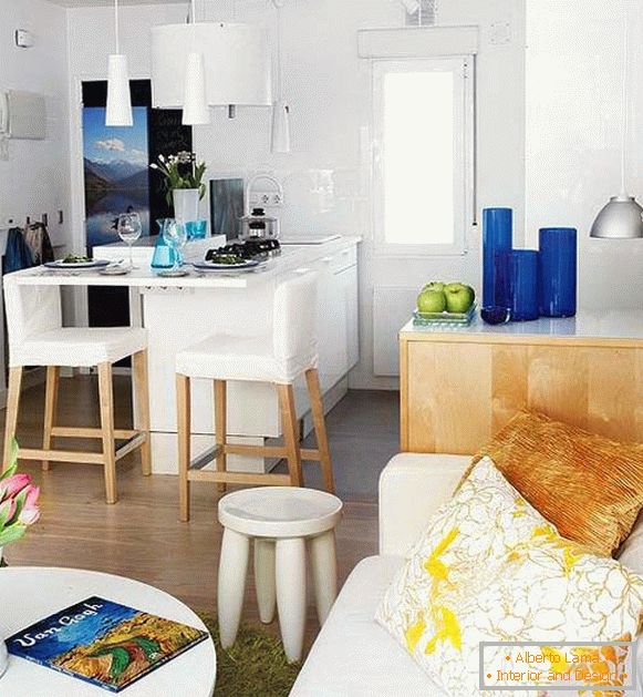 Bucătărie albă în camera de zi a unui apartament mic din Spania