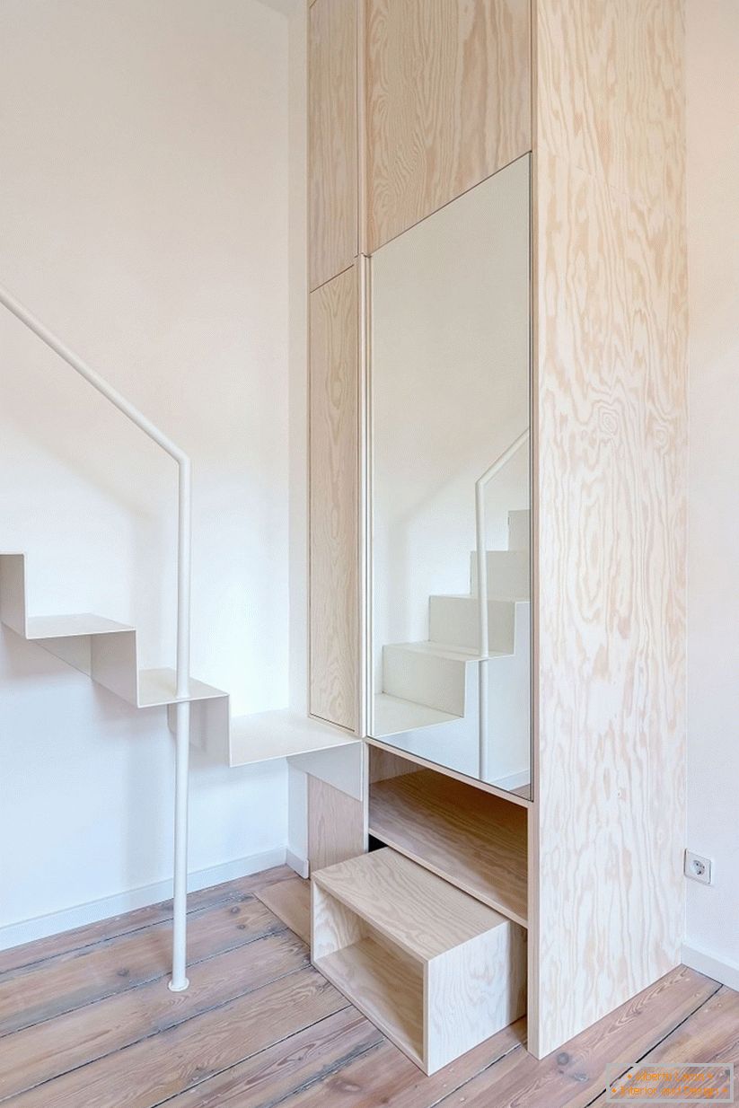 Cabinetul de oglindă de pe scări