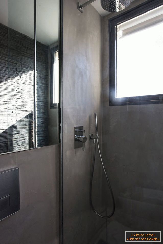 O baie a unui apartament de studio mic