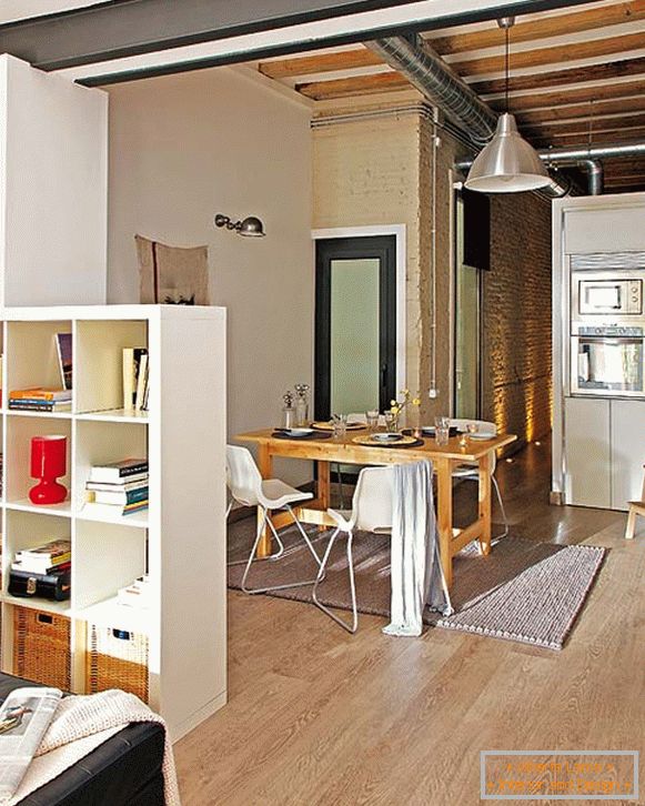 Interiorul sala de mese a unui mic apartament din Barcelona