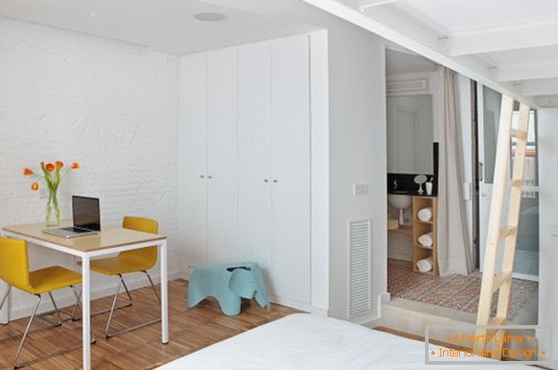 Proiectul unui apartament mini: un colț de lucru în dormitor