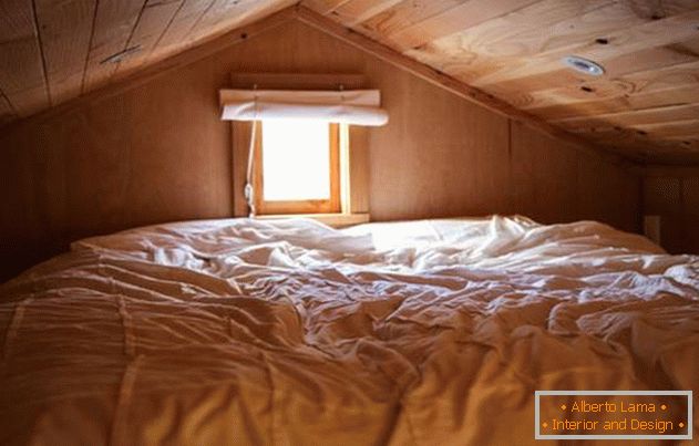 Dormitor sub tavan într-o casă foarte mică