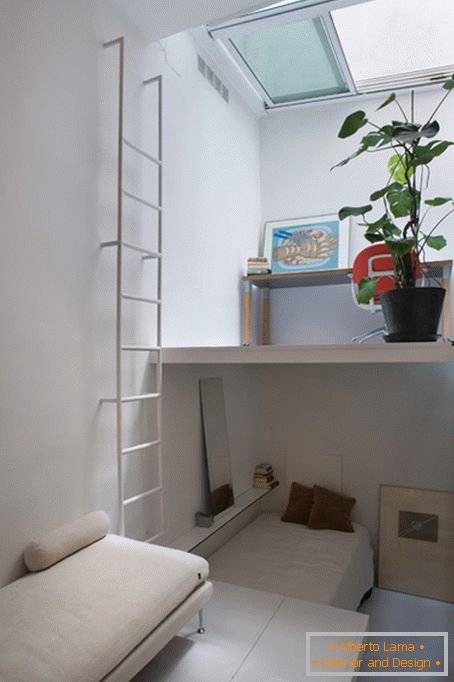 Interiorul unui mic apartament cu mai multe nivele