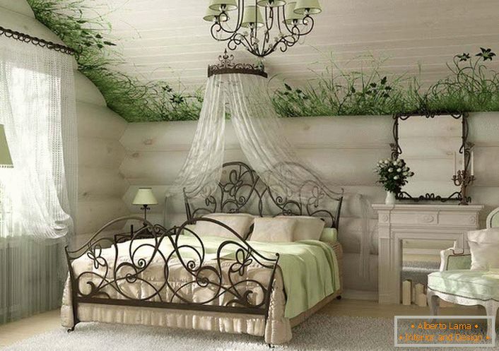 Un dormitor luminos și spațios în stilul țării este demn de remarcat pentru un finisaj special de tavan, de-a lungul căruia este descrisă verdeața proaspătă cu flori rare.