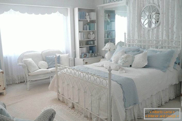Cameră luminoasă pentru dormit în stilul țării. Opțiune excelentă pentru decorarea unui dormitor pentru oaspeți.