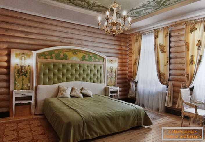 Pereții dormitorului, în cele mai bune tradiții ale țării, sunt decorați cu cabină din lemn natural. Cu toate acestea, fără motive de flori încă nicăieri. Lumina bejelor luminoase împodobește un model floral rar.