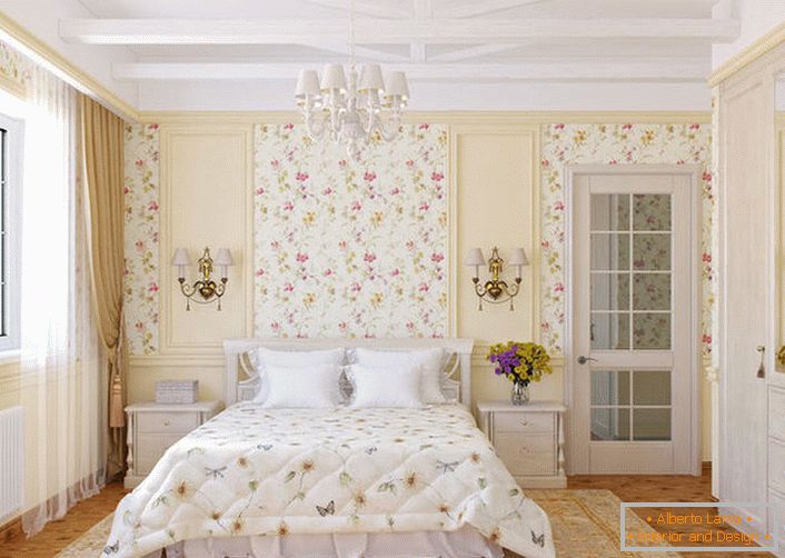 Pereții dormitorului în stilul țării sunt decorați cu tapet floral, care se amestecă armonios cu patul pe pat.