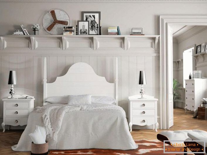 Cameră albă în stilul țării, cu mobilier alese în mod corespunzător. Sunt deosebit de interesante noptiere cu sertare mici.